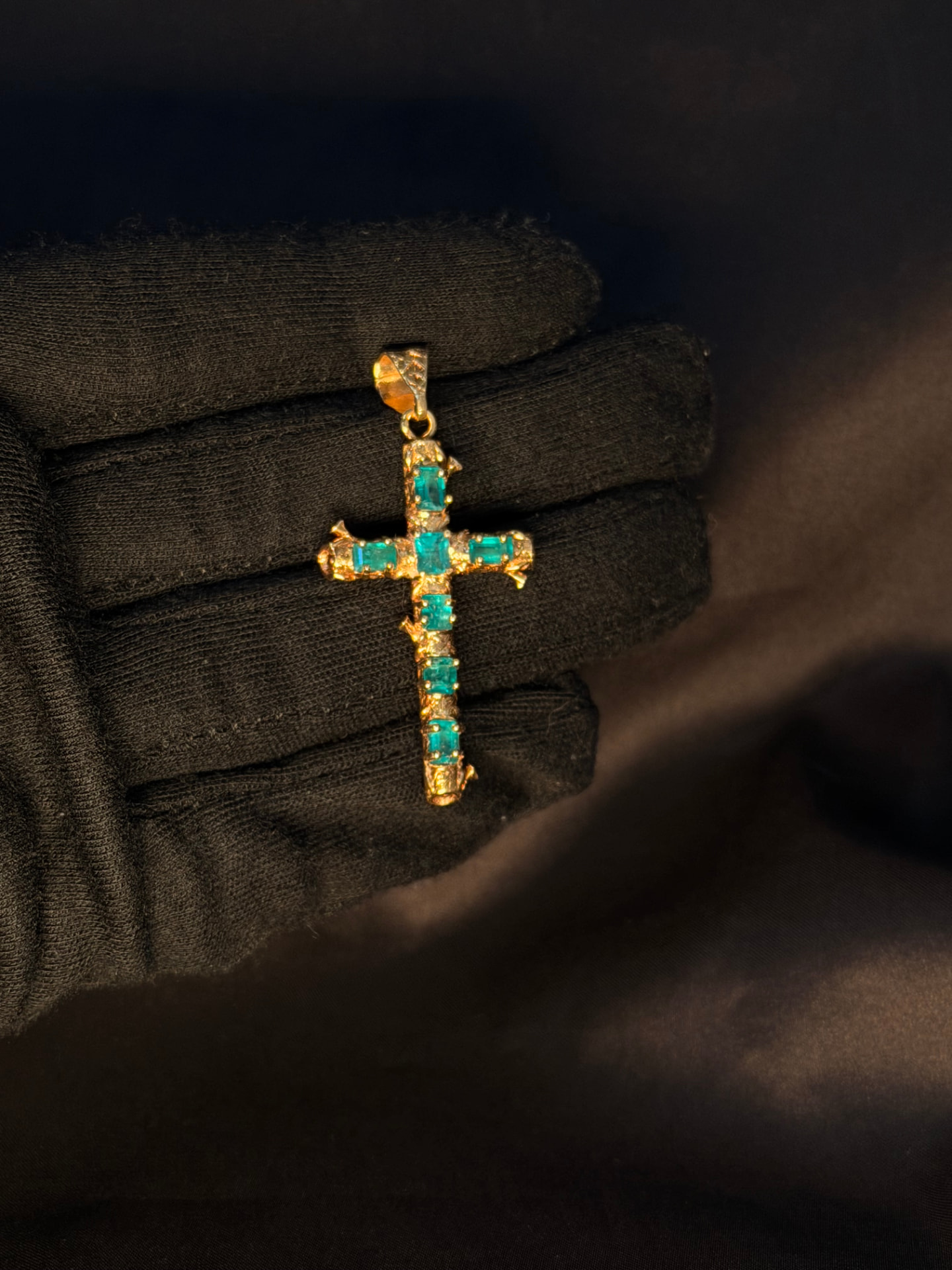 Dije cruz en oro amarillo 18K con esmeraldas