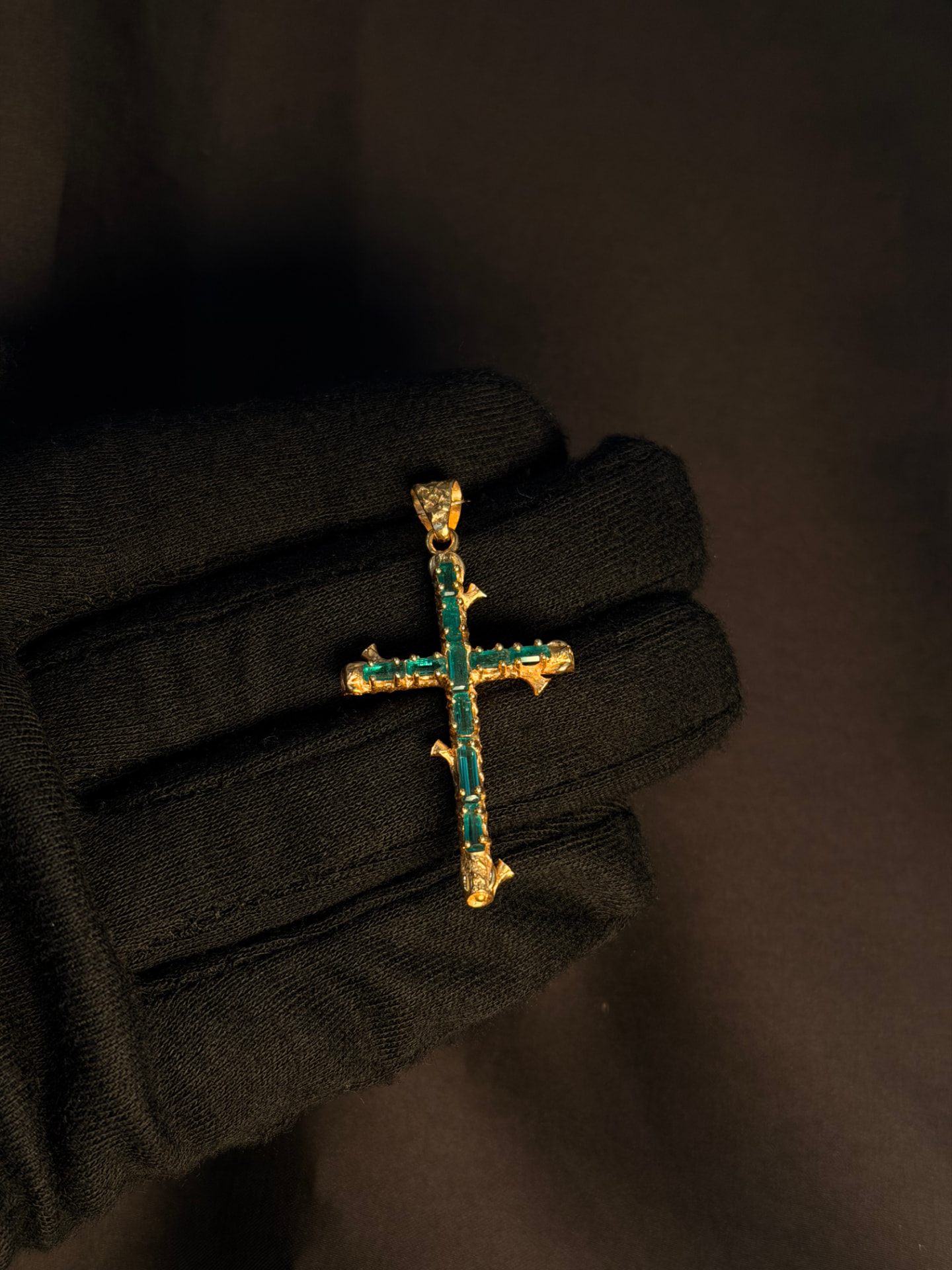 Dije cruz en oro amarillo 18K con esmeraldas