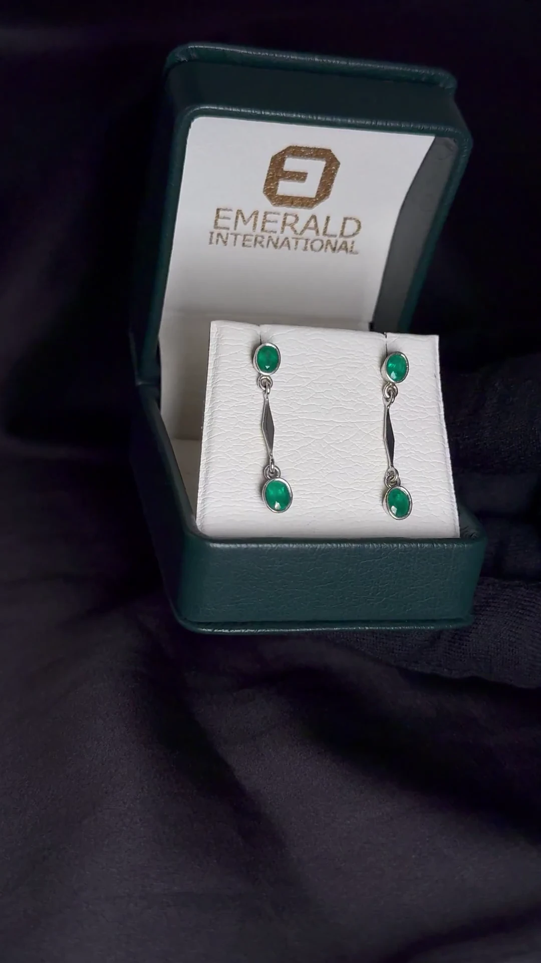 Aretes en oro blanco 18K largos con 2 esmeraldas al bisel
