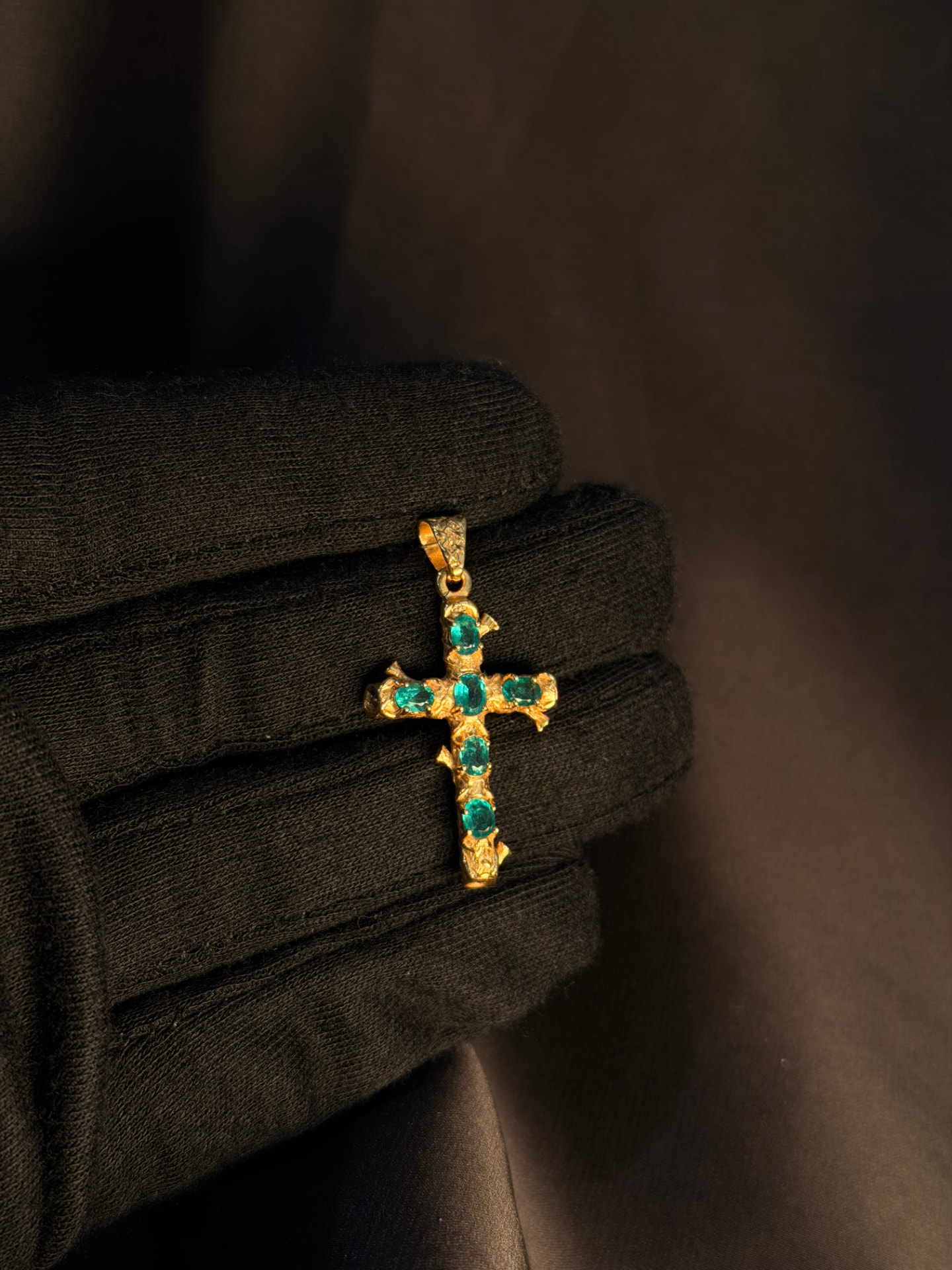 Dije cruz en oro amarillo 18K con esmeraldas