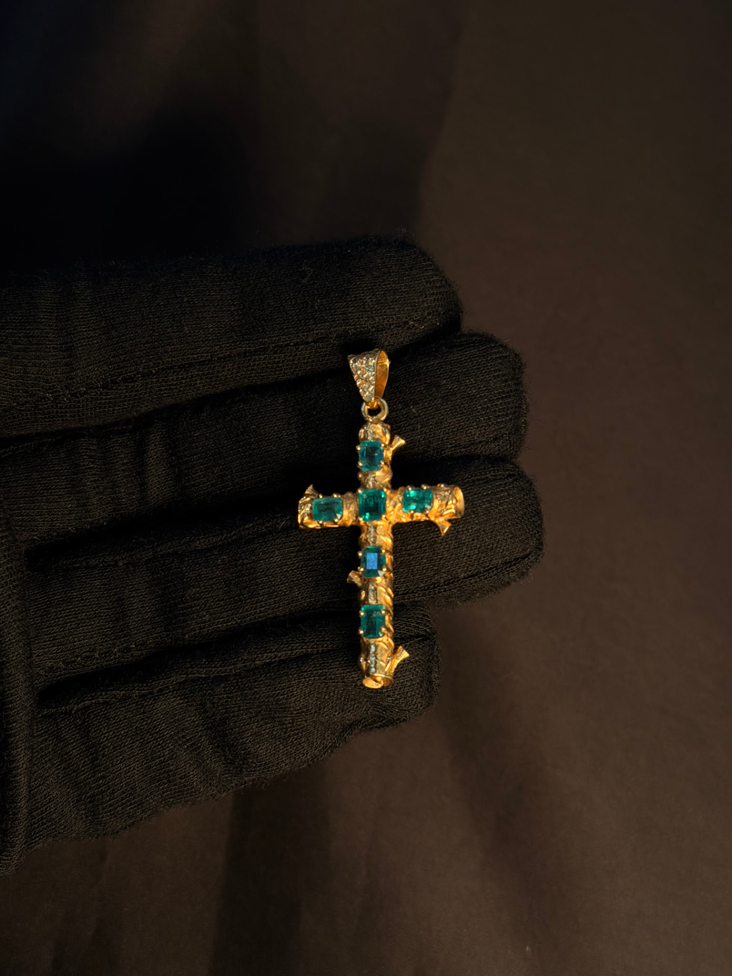 Dije cruz en oro amarillo 18K con esmeraldas