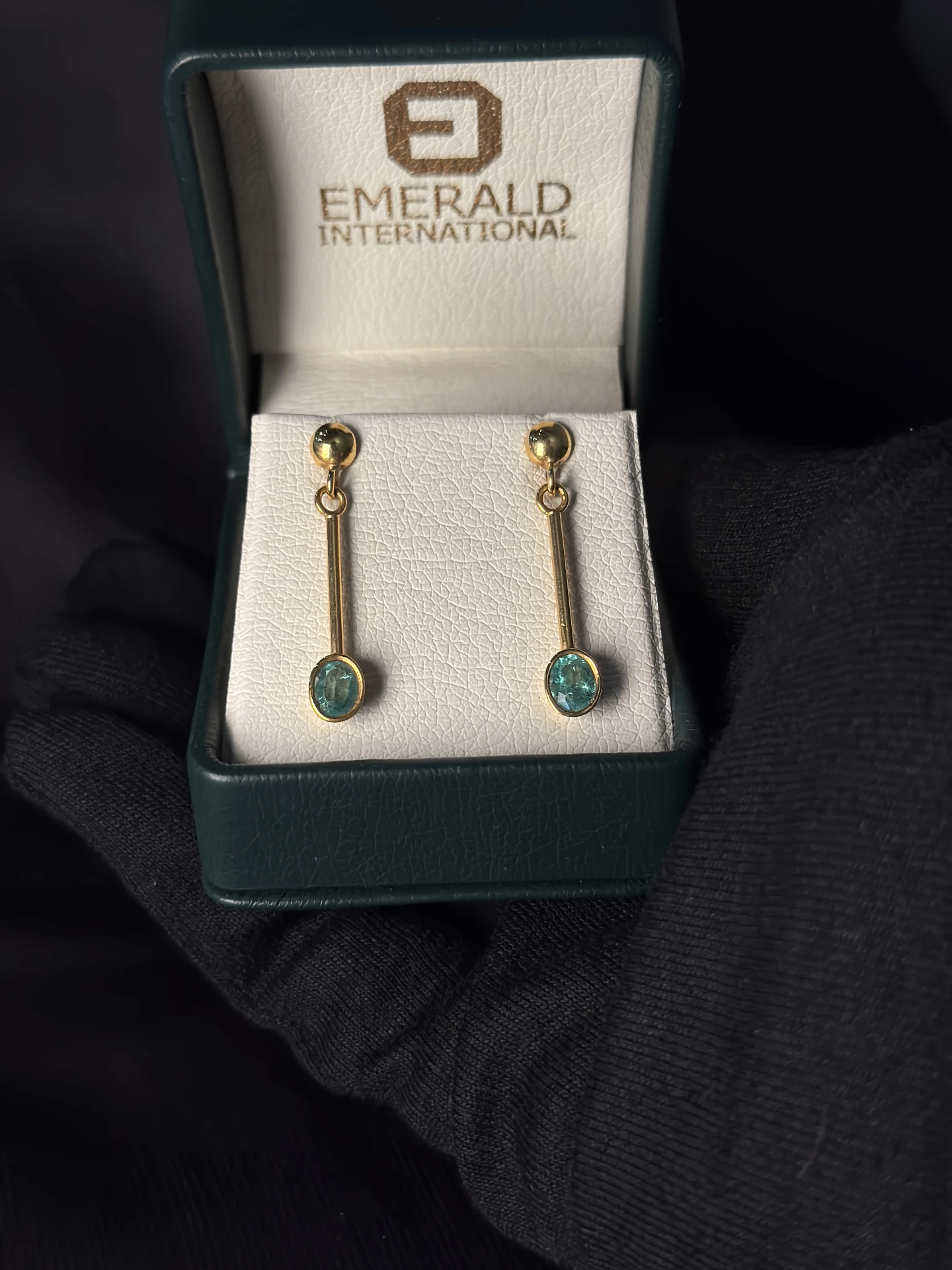 Aretes en oro amarillo 18K largos con esmeralda talla óvalo al bisel