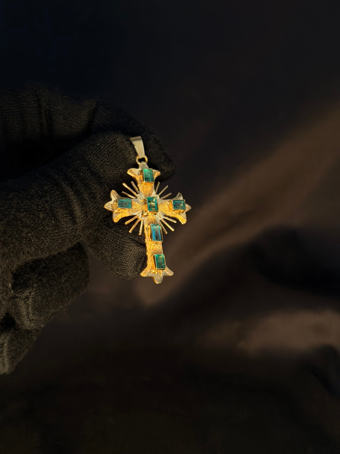 Dije cruz en oro amarillo 18K con esmeraldas