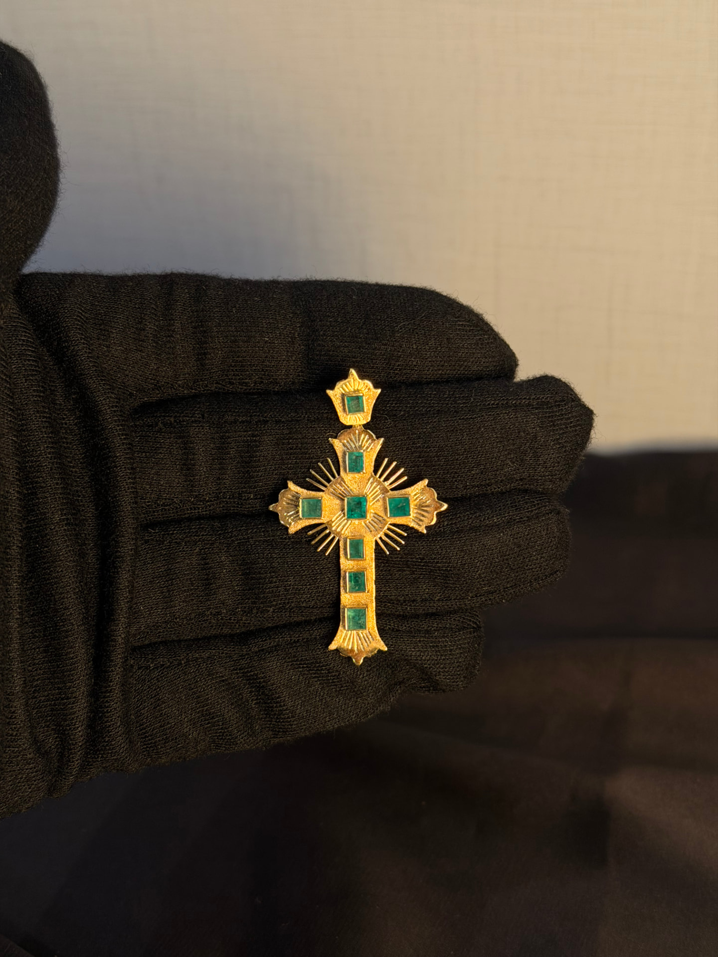Dije cruz en oro amarillo 18K con esmeraldas