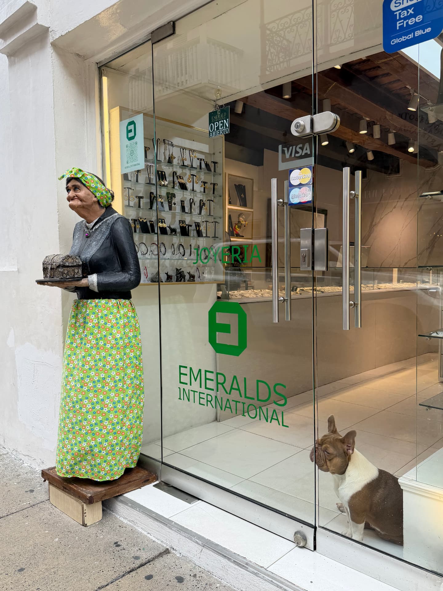 Entrada principal de la joyería Emerald International en Cartagena