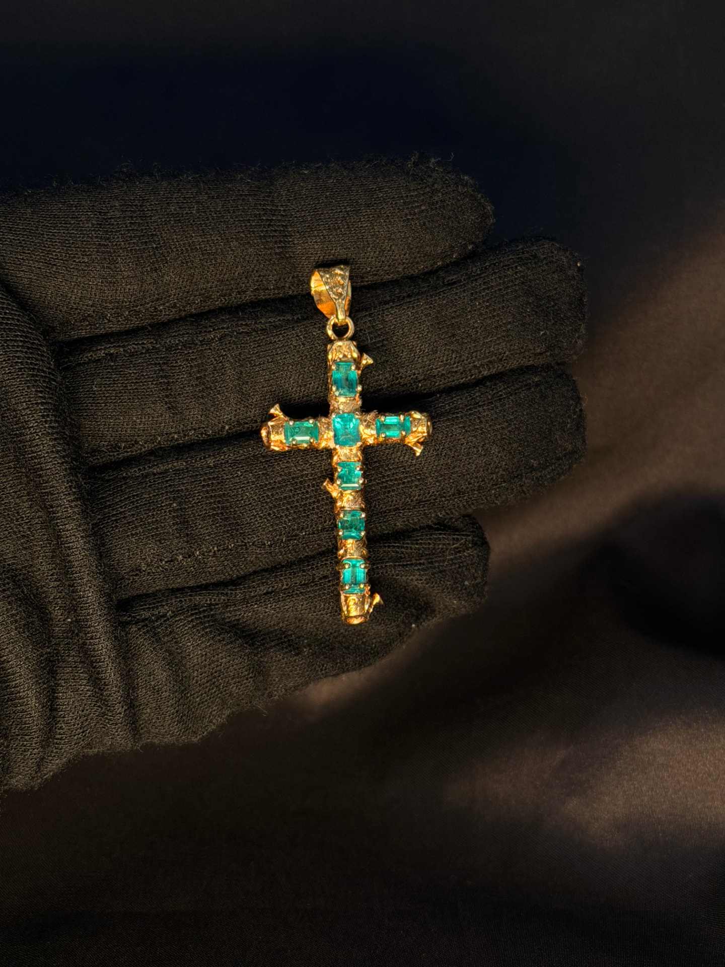 Dije cruz en oro amarillo 18K con esmeraldas