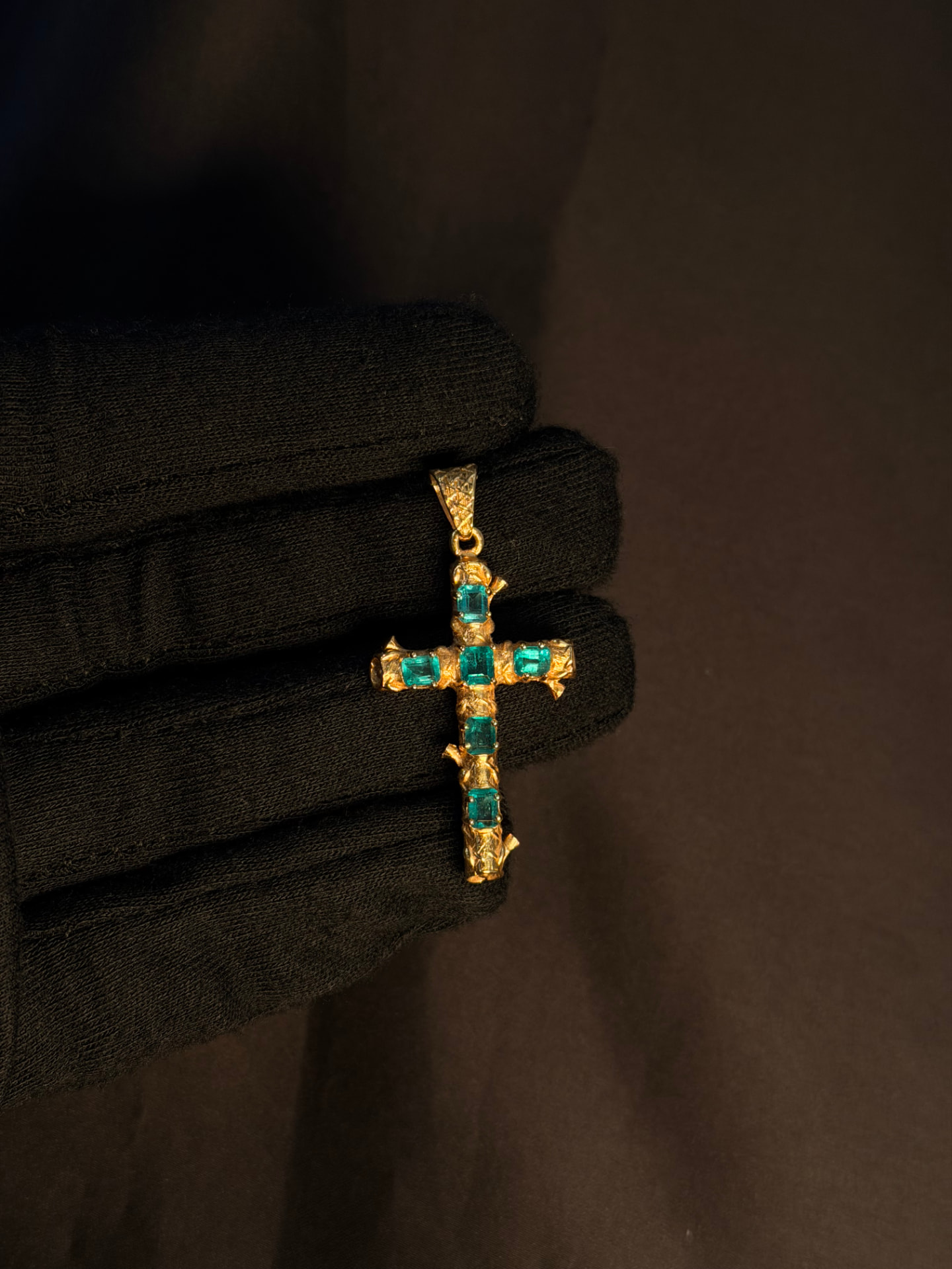 Dije cruz en oro amarillo 18K con esmeraldas