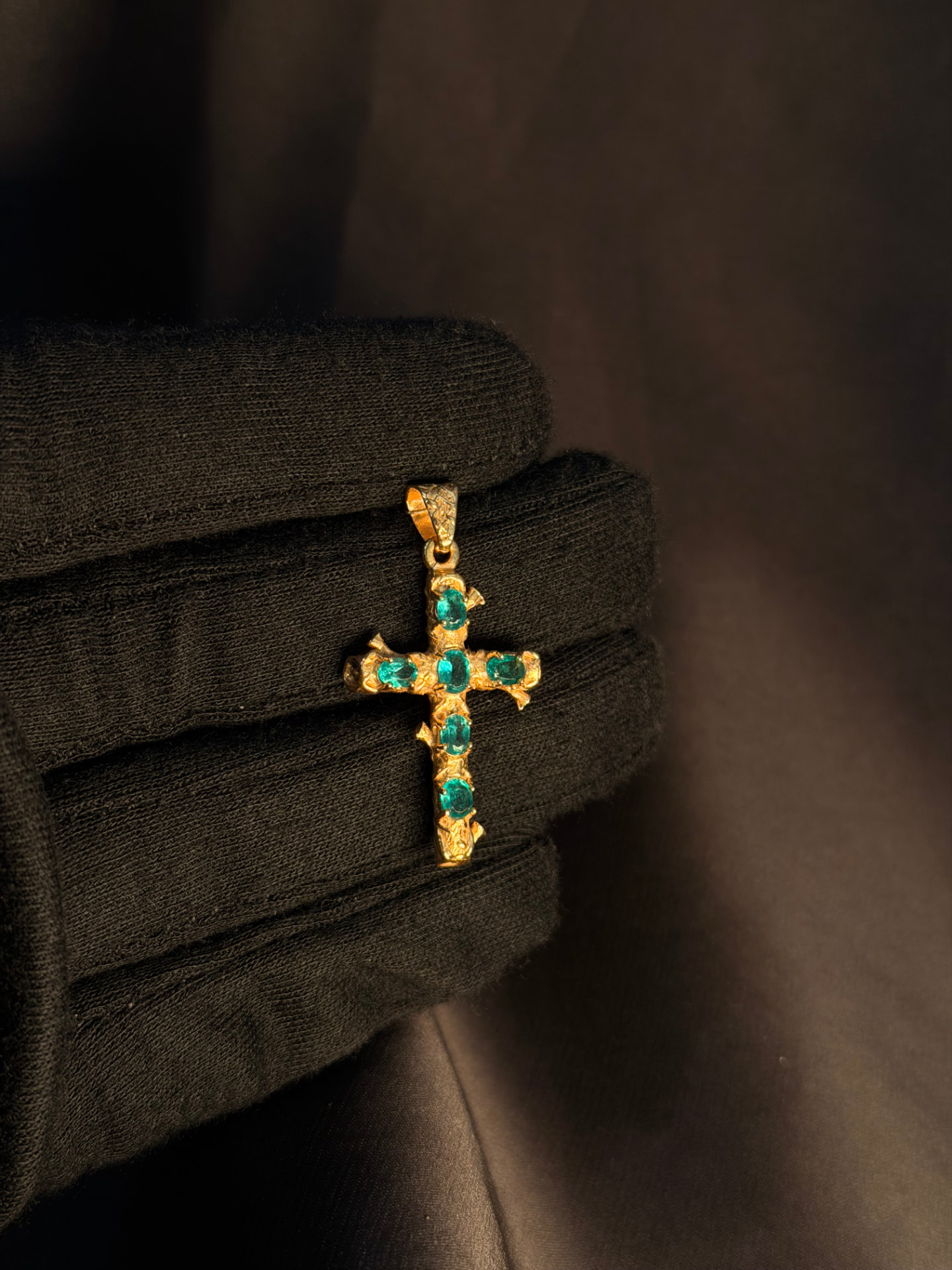 Dije cruz en oro amarillo 18K con esmeraldas