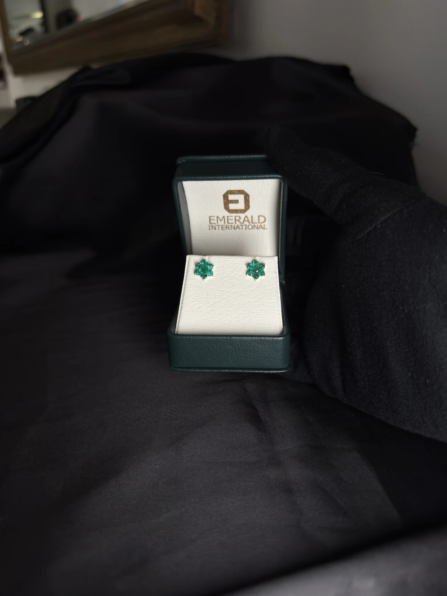 Aretes en oro blanco 18K tipo lady con 7 esmeraldas en uñas
