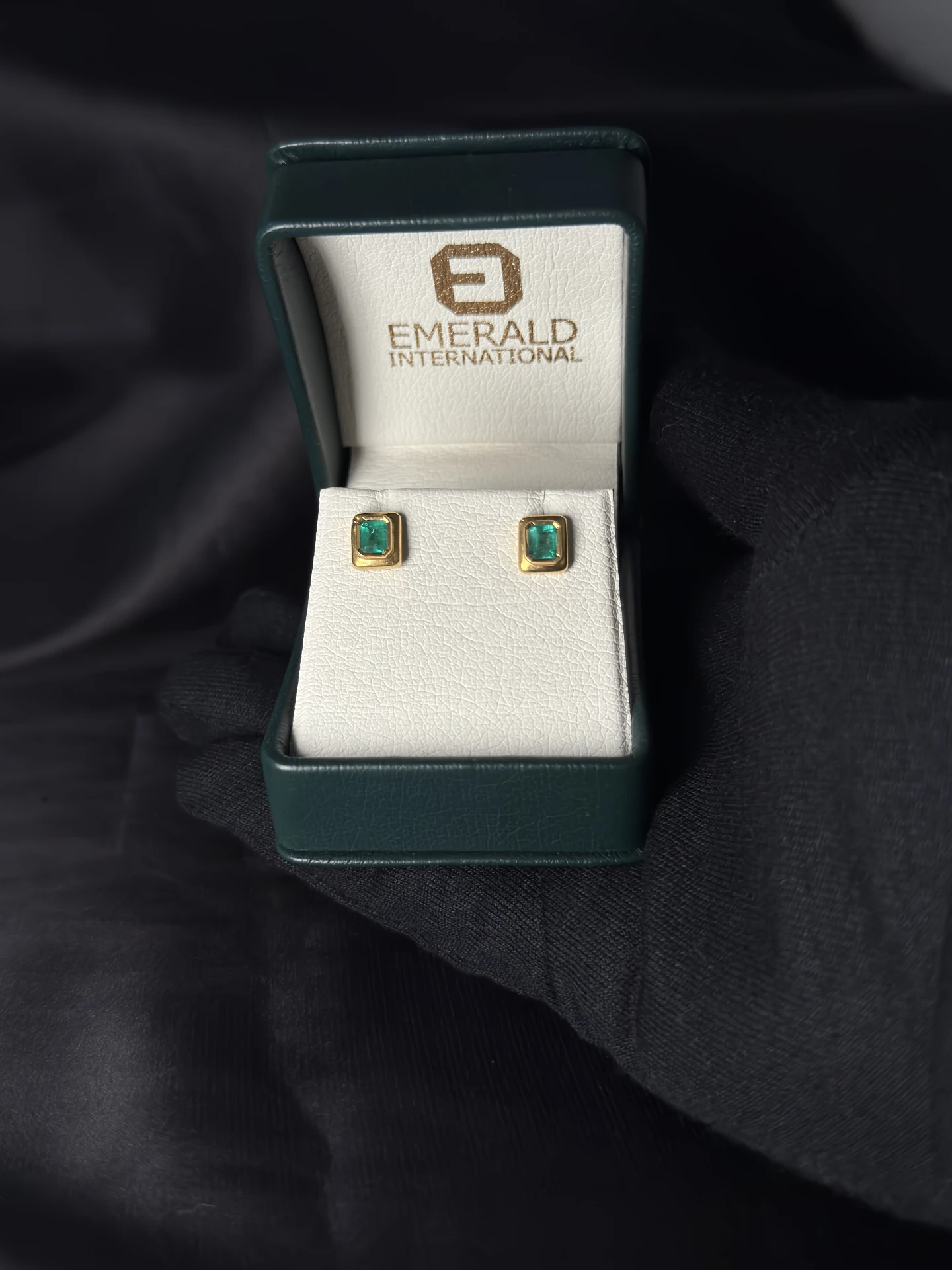 Aretes en oro amarillo 18K con esmeralda talla rectangular al bisel