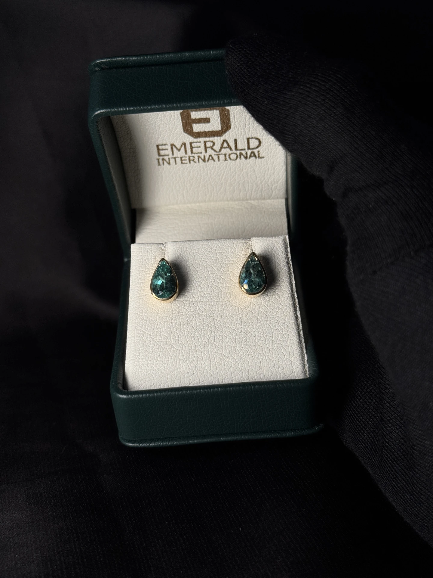 Aretes en oro amarillo 18K con esmeralda talla lágrima al bisel