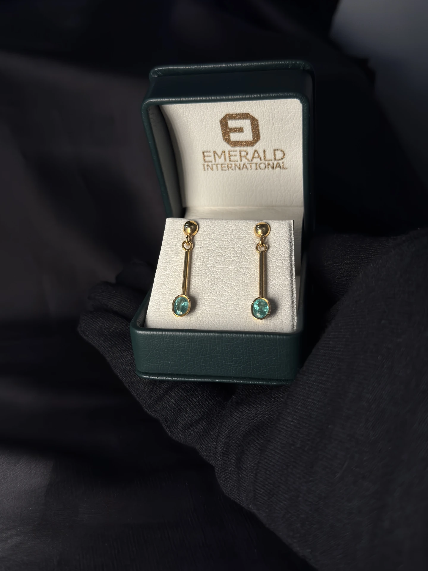 Aretes en oro amarillo 18K largos con esmeralda talla óvalo al bisel
