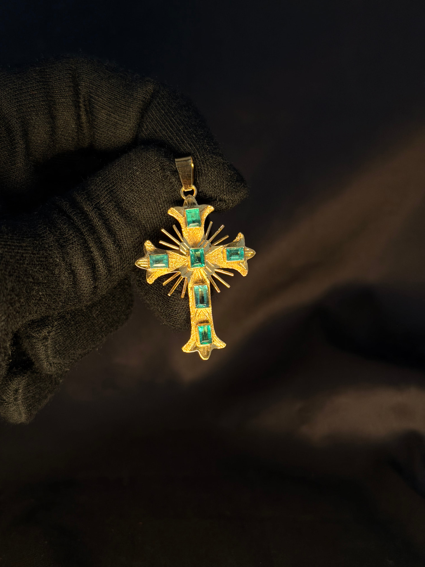 Dije cruz en oro amarillo 18K con esmeraldas