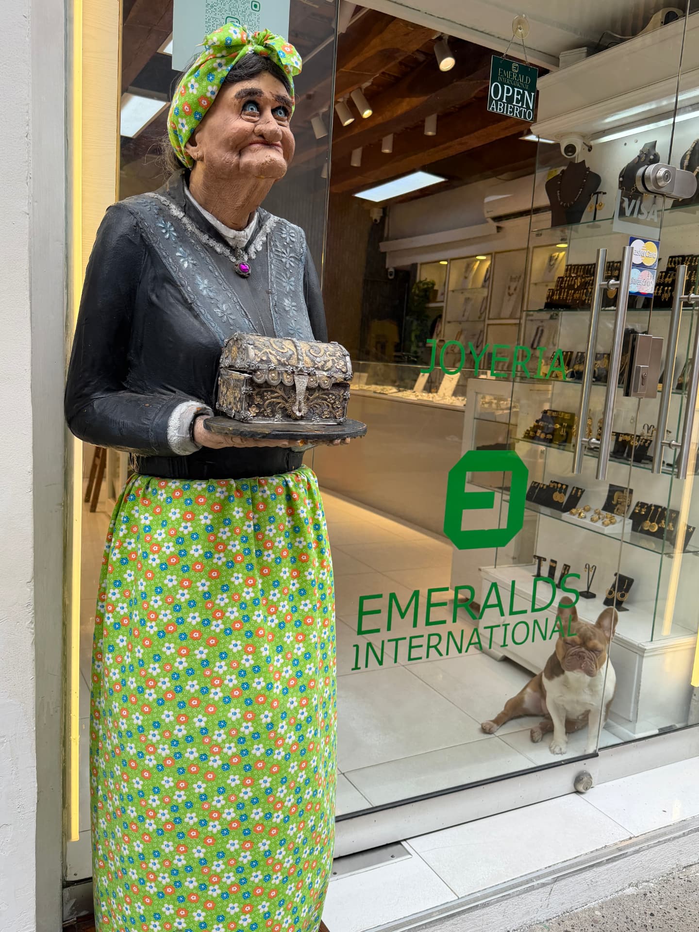 Fachada lateral de Emerald International en el centro histórico de Cartagena