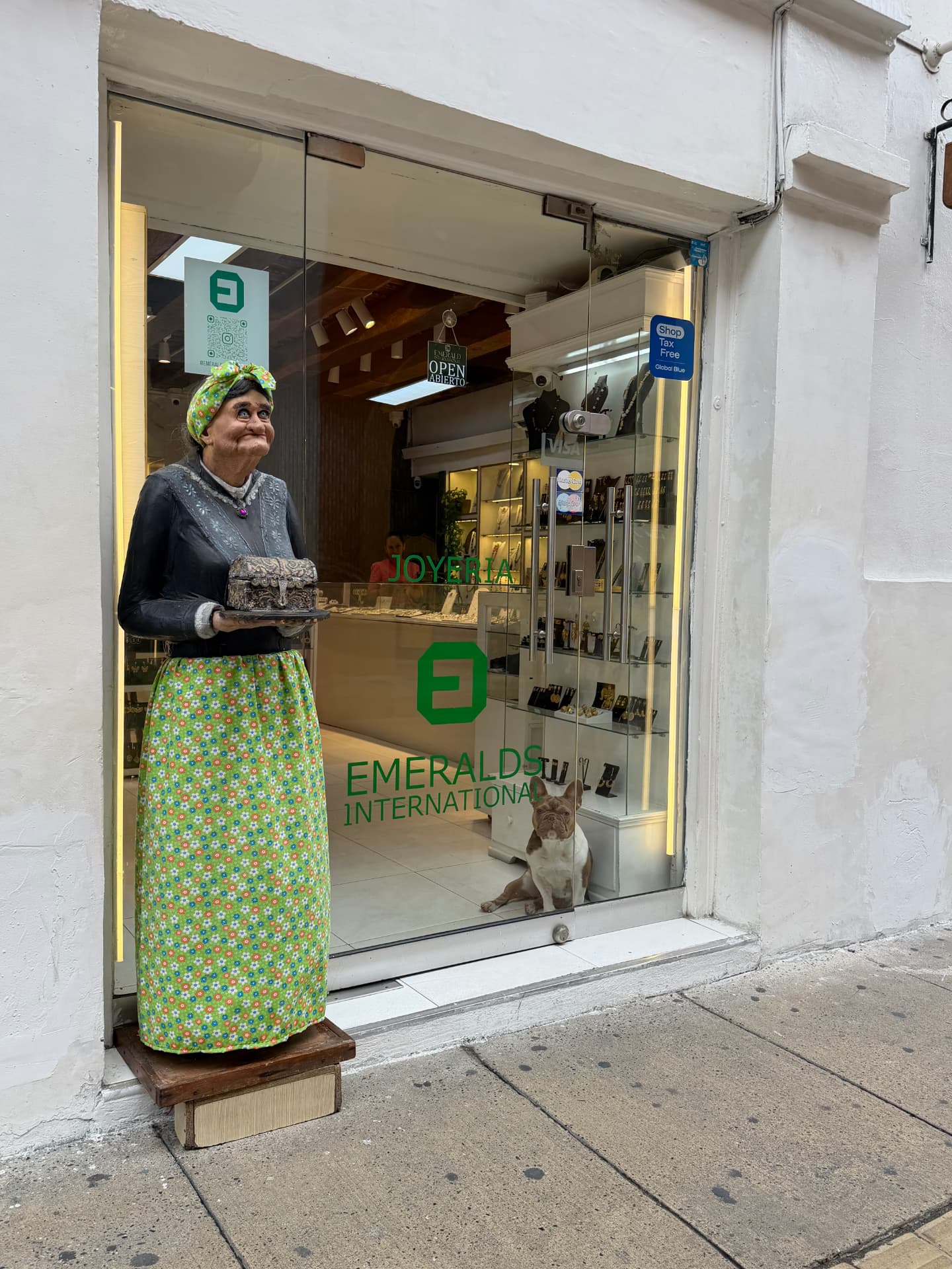 Fachada de la sede principal Emerald International en Calle Santos de Piedra, Cartagena