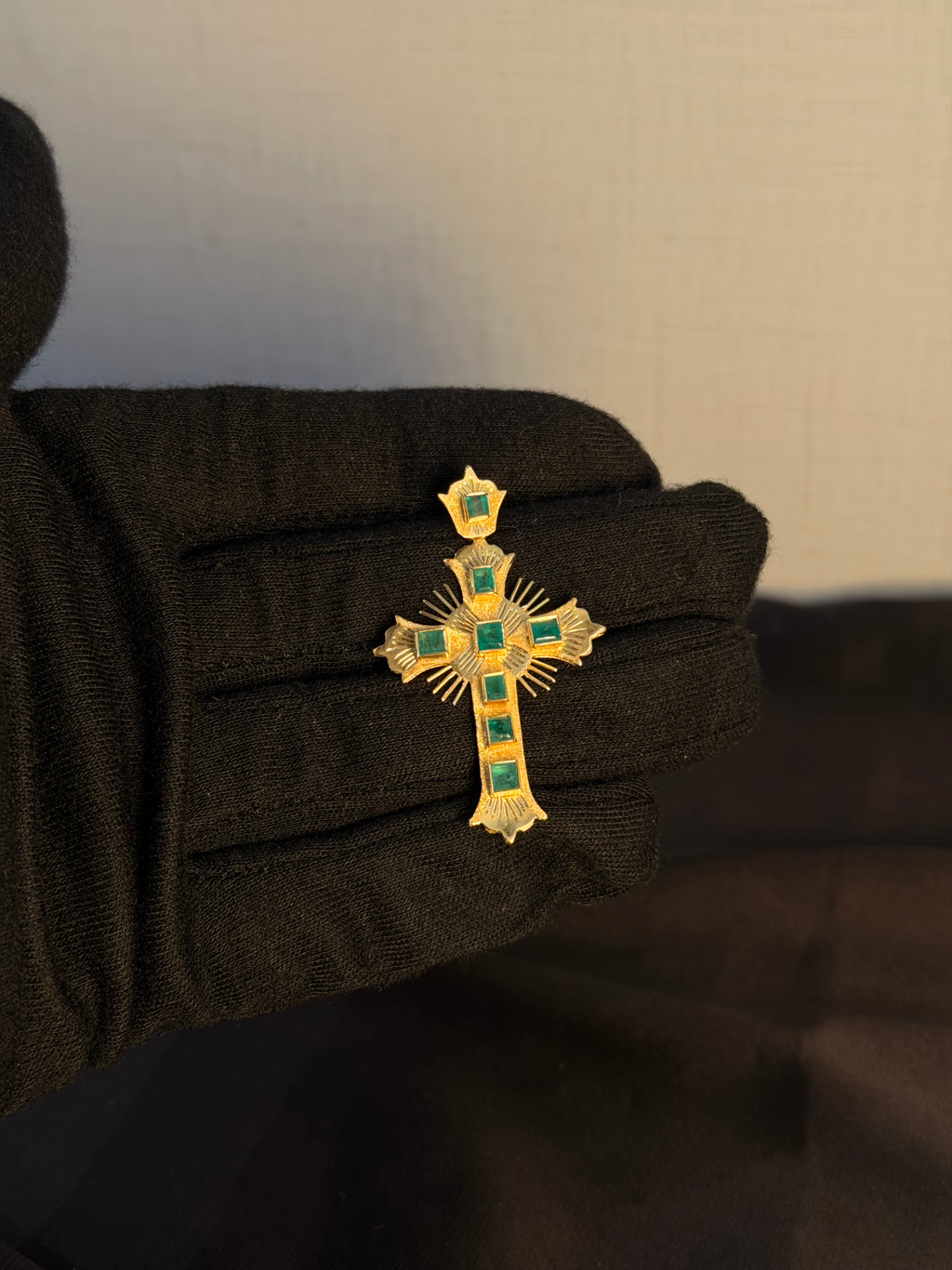 Dije cruz en oro amarillo 18K con esmeraldas