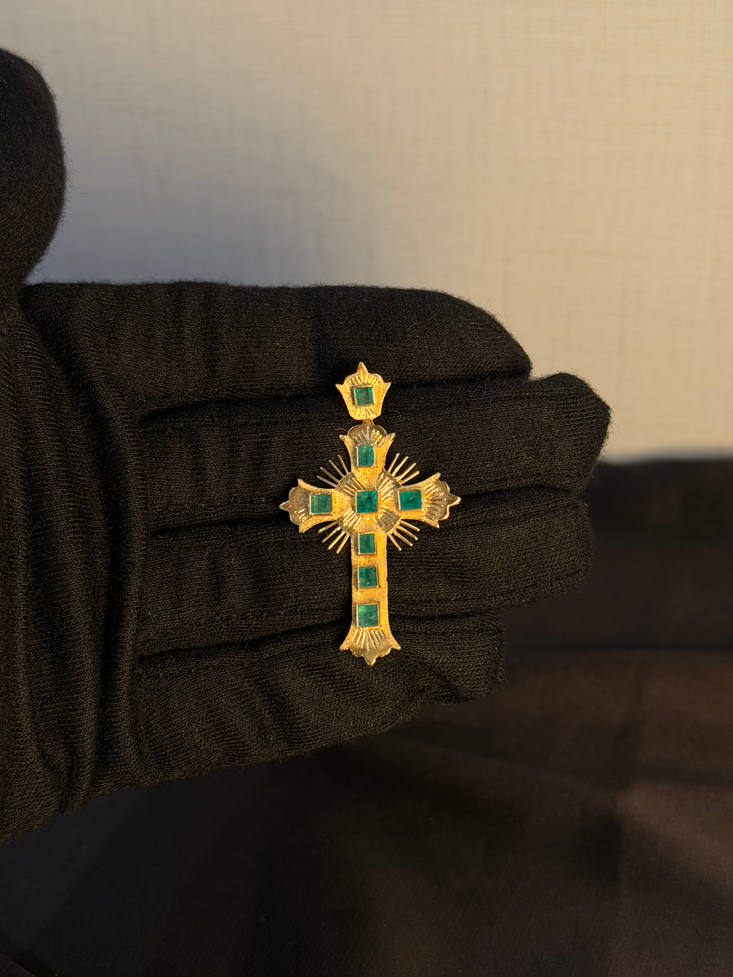 Dije cruz en oro amarillo 18K con esmeraldas