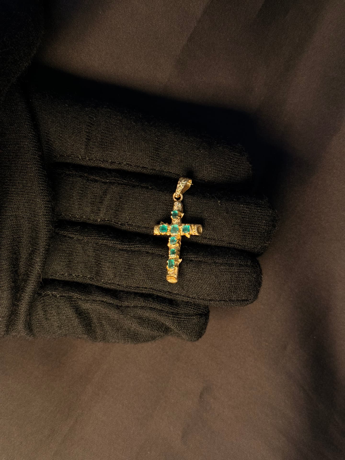 Dije cruz en oro amarillo 18K con esmeraldas