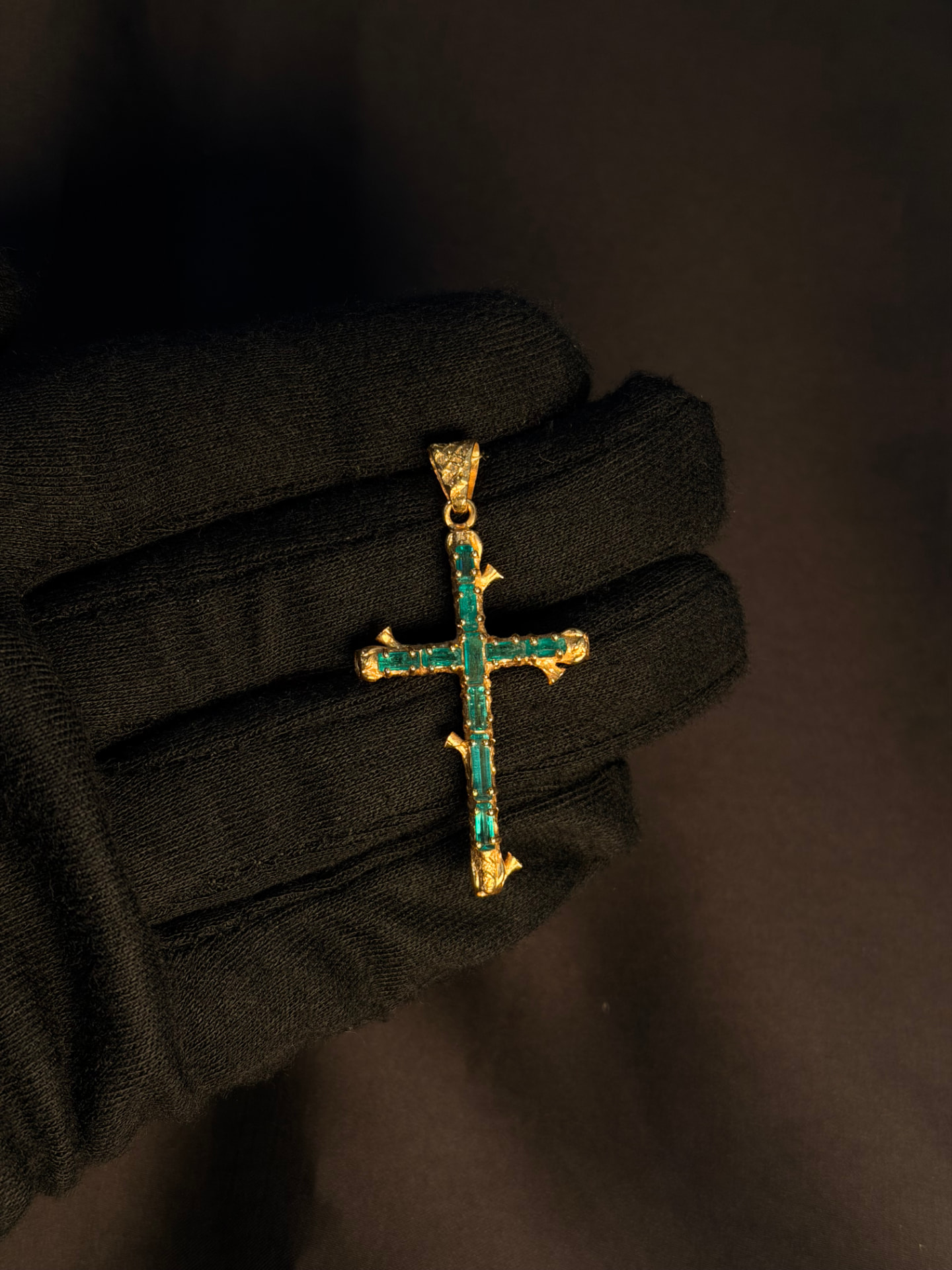 Dije cruz en oro amarillo 18K con esmeraldas