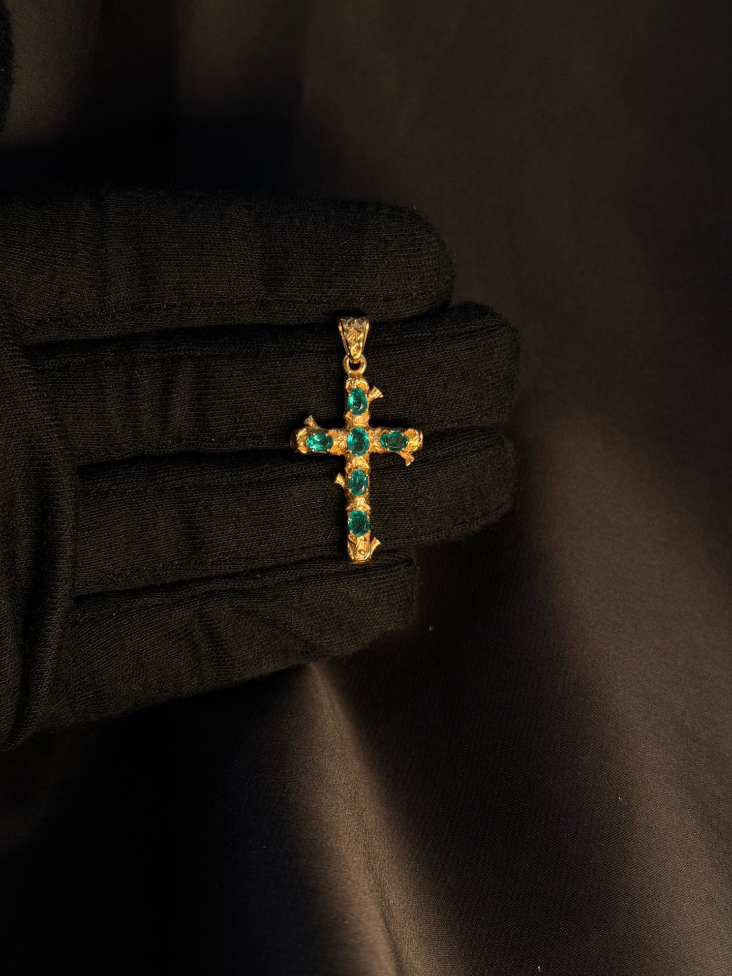 Dije cruz en oro amarillo 18K con esmeraldas