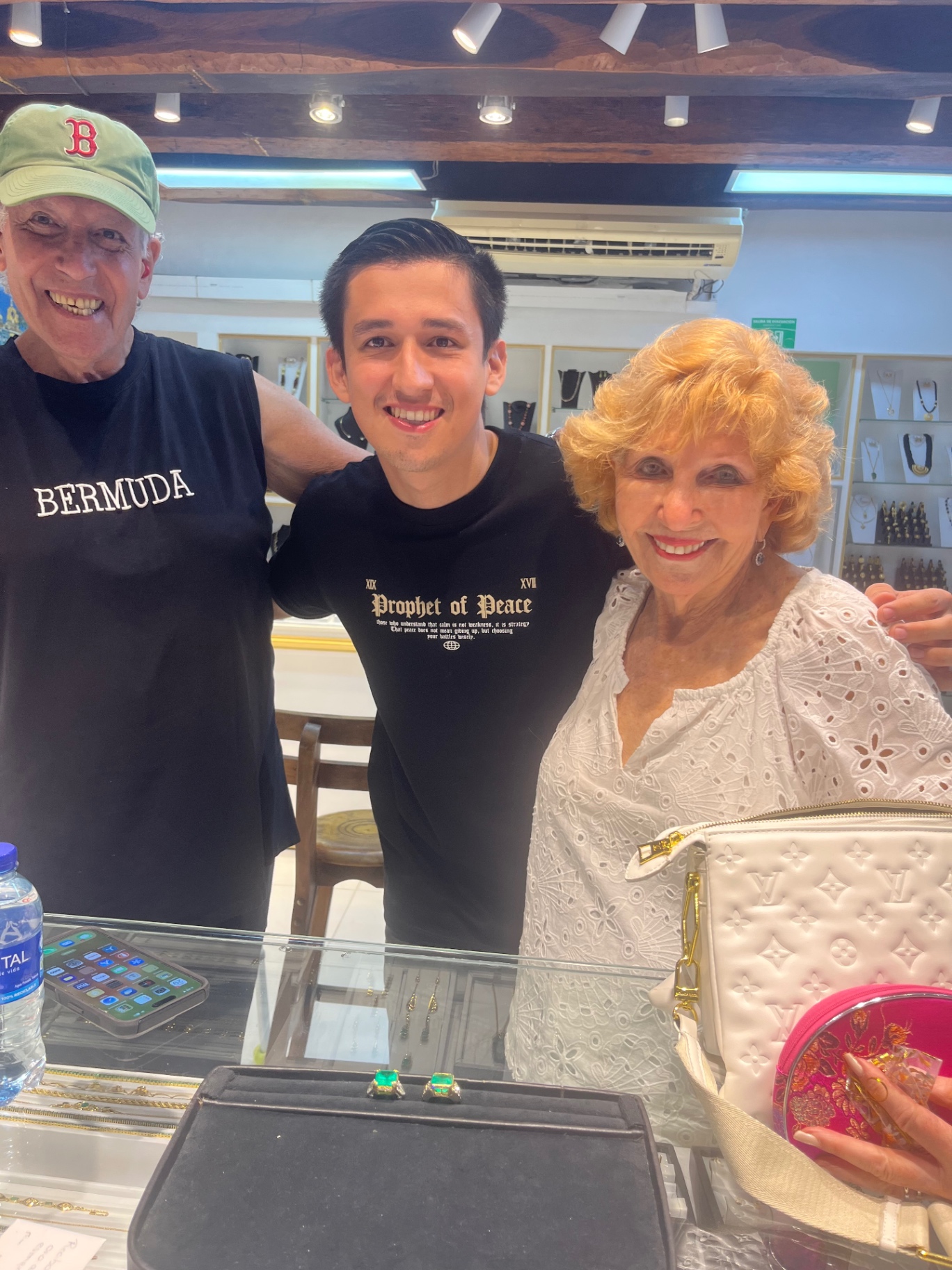 Clientes felices con sus esmeraldas en el atelier