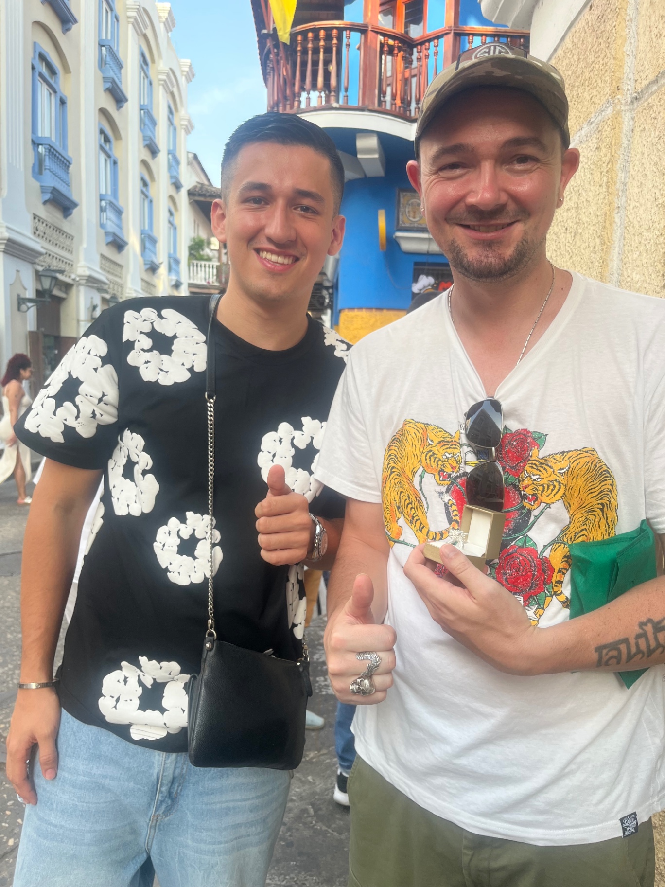 Cliente satisfecho recibiendo su anillo en Cartagena
