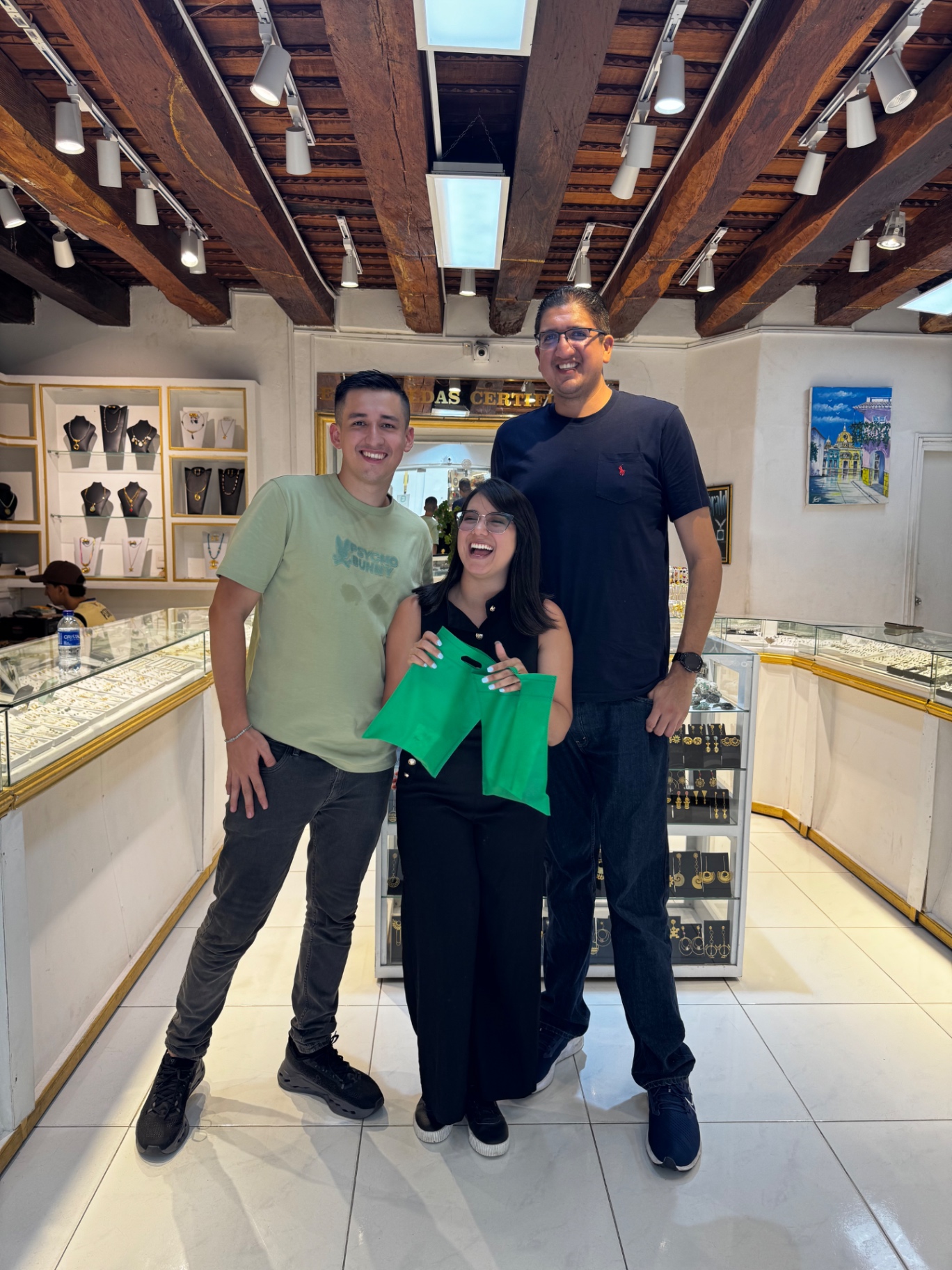 Familia feliz con sus piezas Emerald International