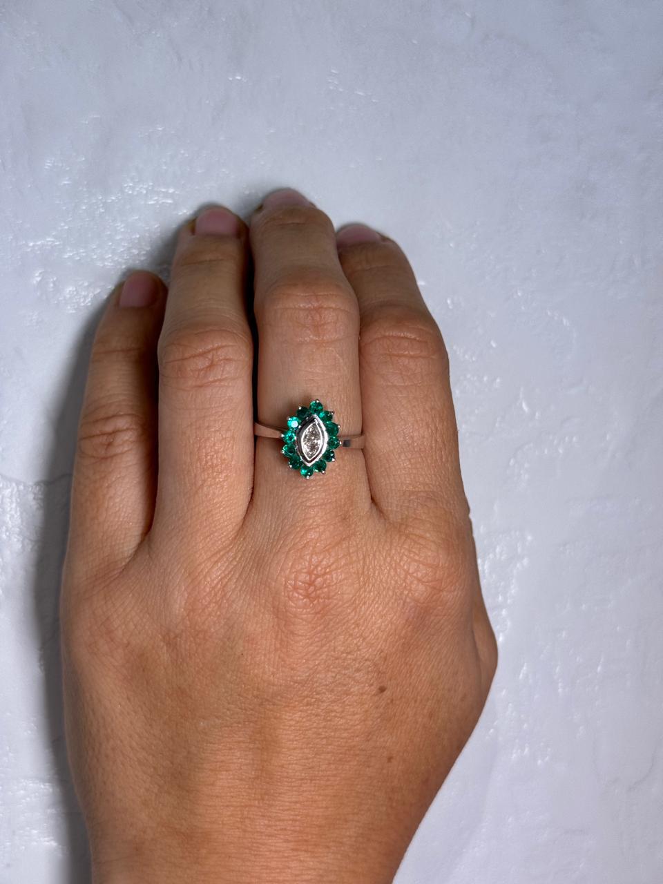 Anillo Halo de Esmeraldas con Diamante