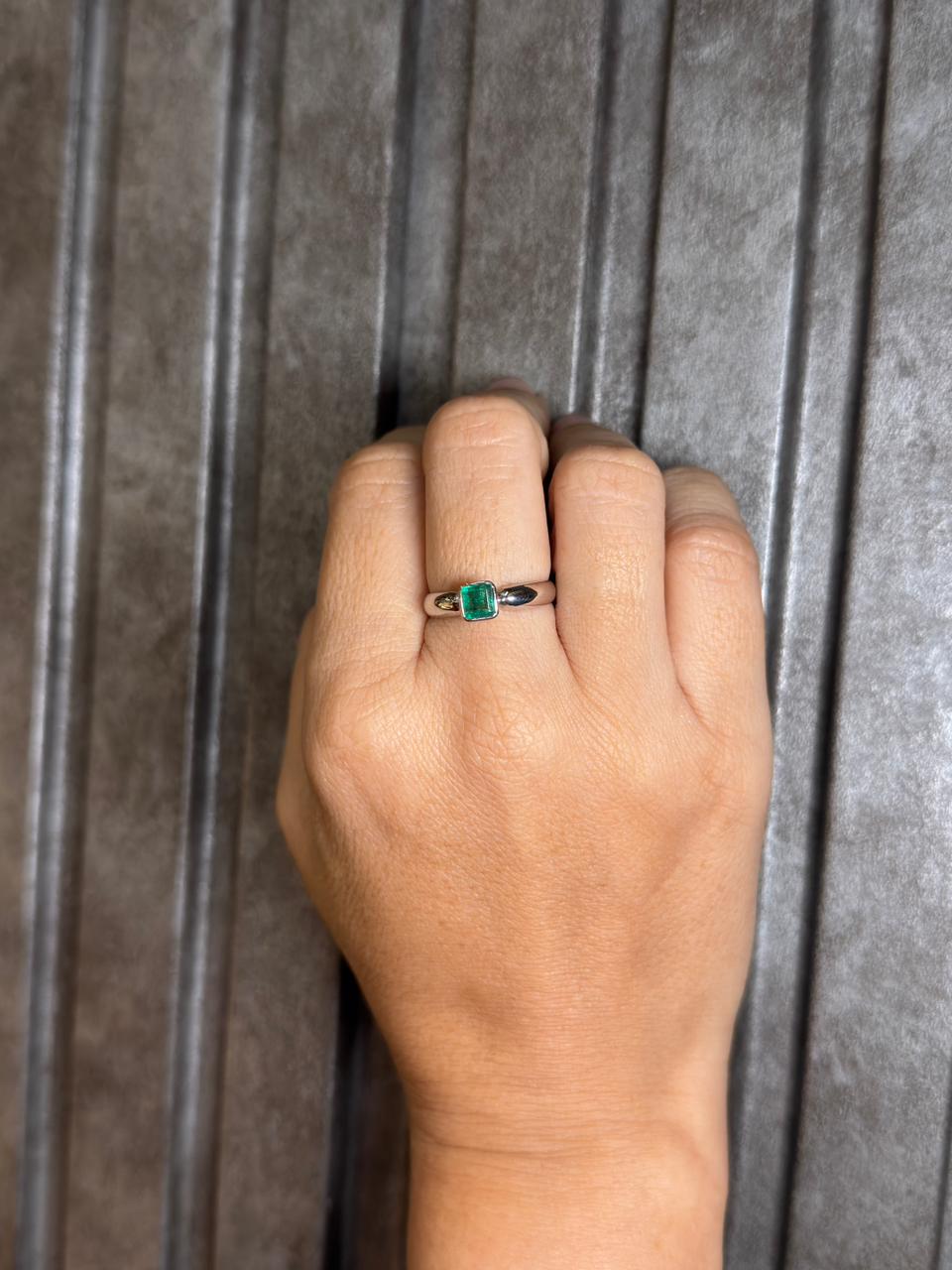Anillo Bisel Esmeralda