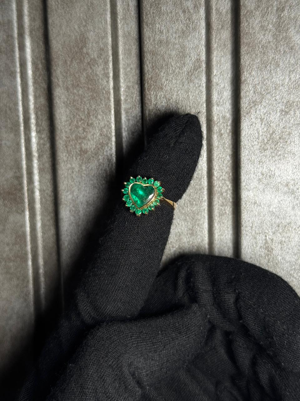 Anillo Corazón Esmeralda con Halo