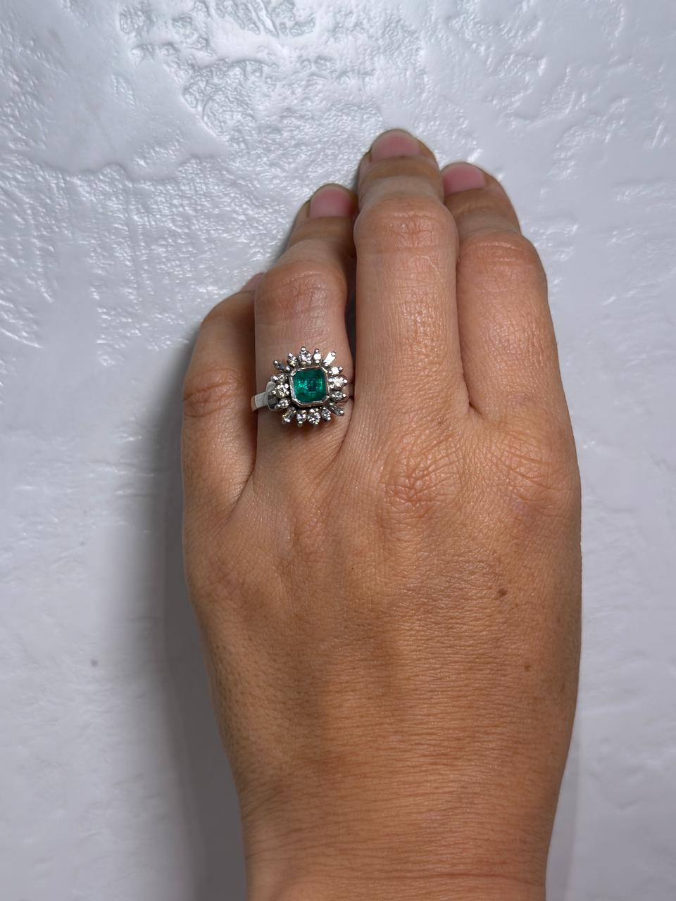 Anillo Bisel Esmeralda con Diamantes