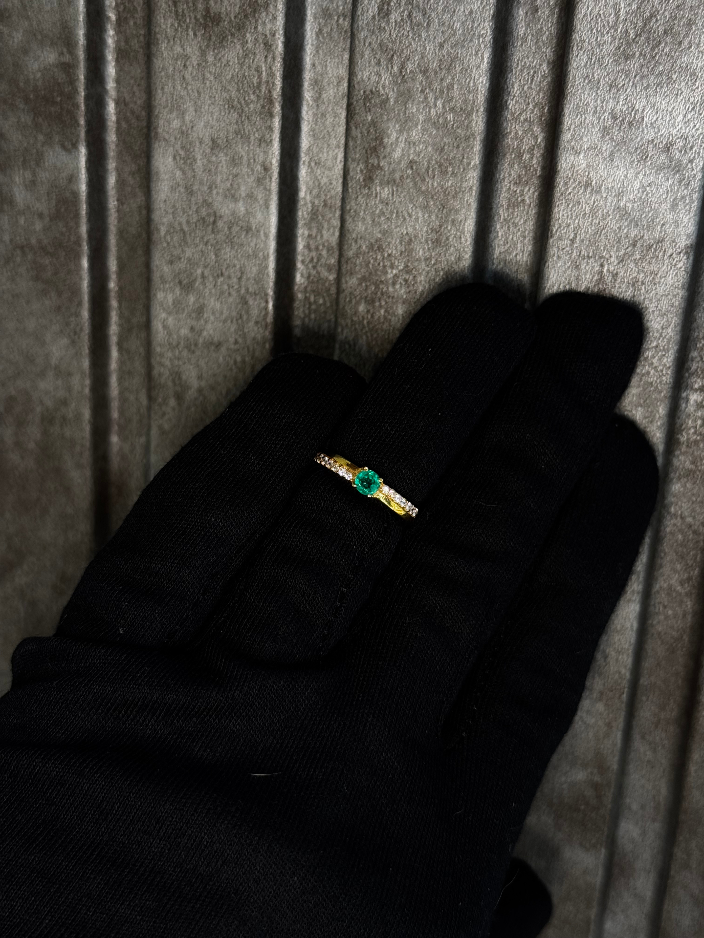 Anillo en oro amarillo 18K con esmeralda en uñas y circones