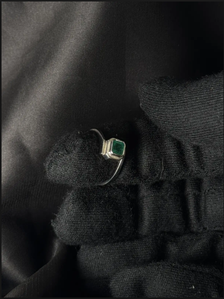 Anillo en oro blanco 18K con esmeralda al bisel