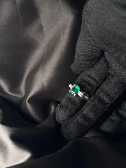 Anillo en oro blanco 18K con esmeralda cuadrada en uñas y diamantes