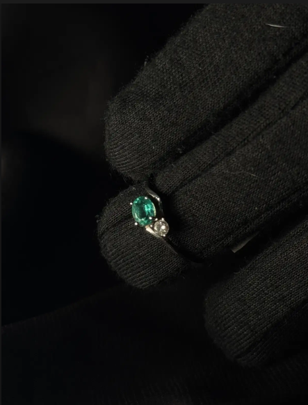 Anillo en oro blanco 18K banda con esmeraldas