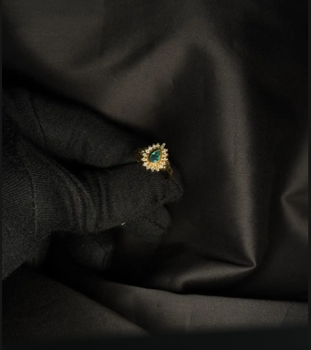 Anillo en oro amarillo 18K con esmeralda al bisel y diamantes