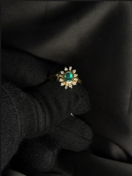 Anillo en oro blanco 18K con esmeralda al bisel y diamantes