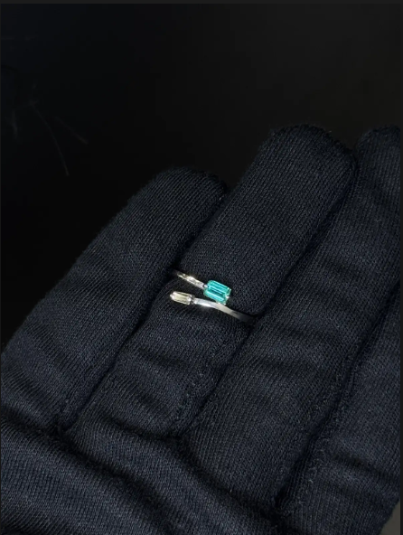 Anillo en oro blanco 18K con esmeralda en uñas y diamante en uñas