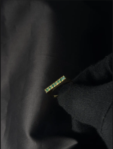 Anillo en oro amarillo 18K con esmeraldas en uñas