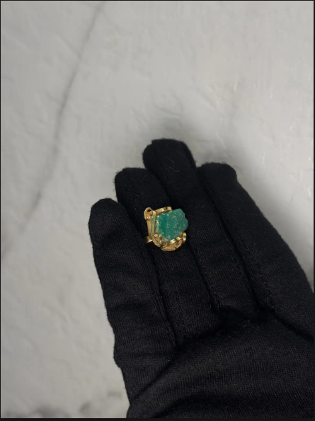 Anillo en oro amarillo 18K con esmeralda en bruto