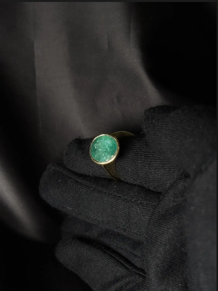 Anillo en oro amarillo 18K con esmeralda al bisel