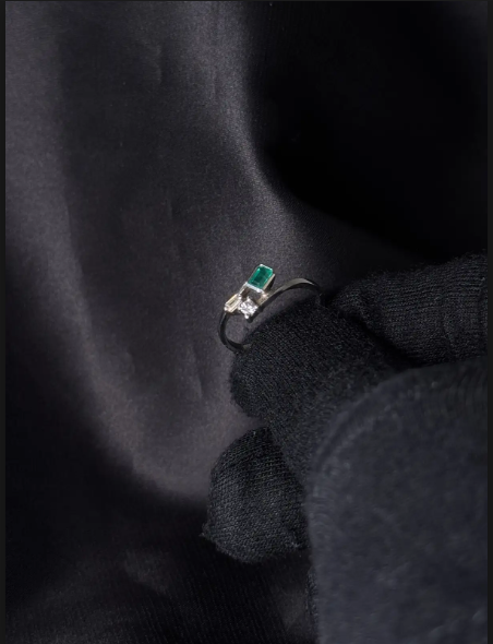 Anillo en oro blanco 18K con esmeralda y diamante