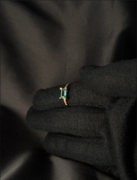 Anillo en oro amarillo 18K con esmeraldas en uñas