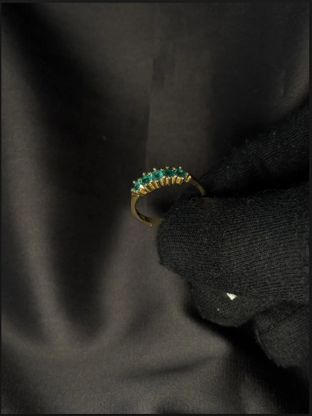 Anillo en oro amarillo 18K con esmeralda en uñas y diamantes