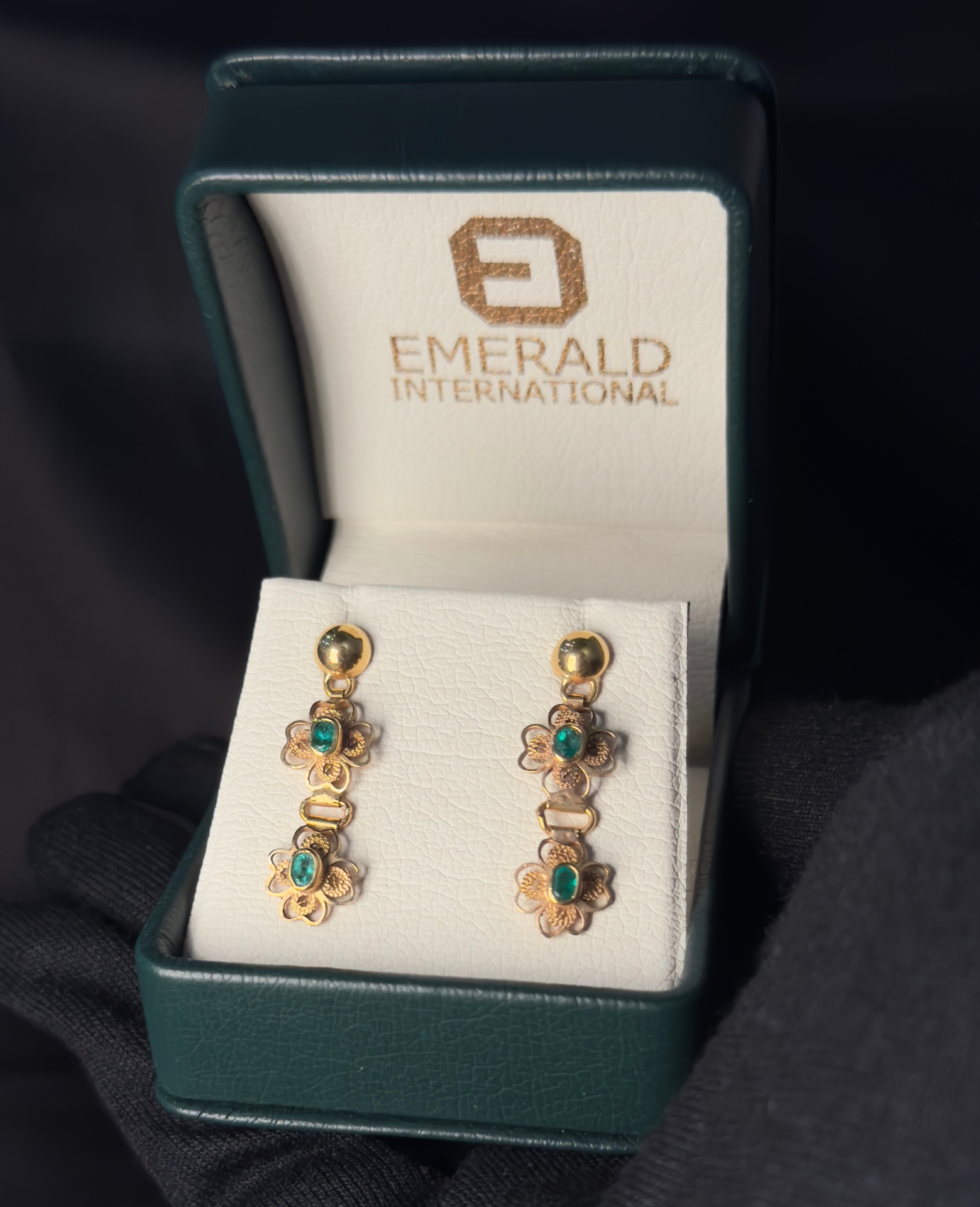 Aretes en oro amarillo 18K filigrana con esmeraldas al bisel