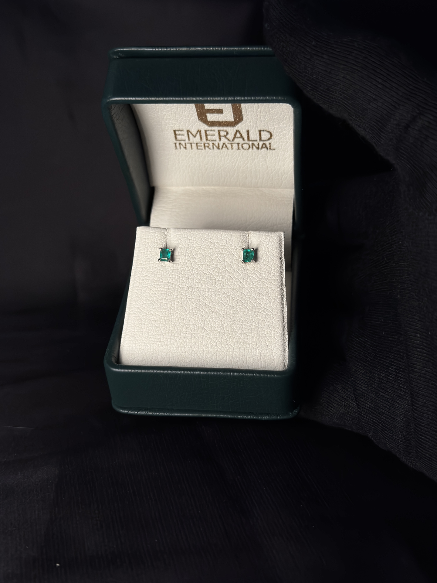 Aretes en oro blanco 18K con esmeralda en uñas