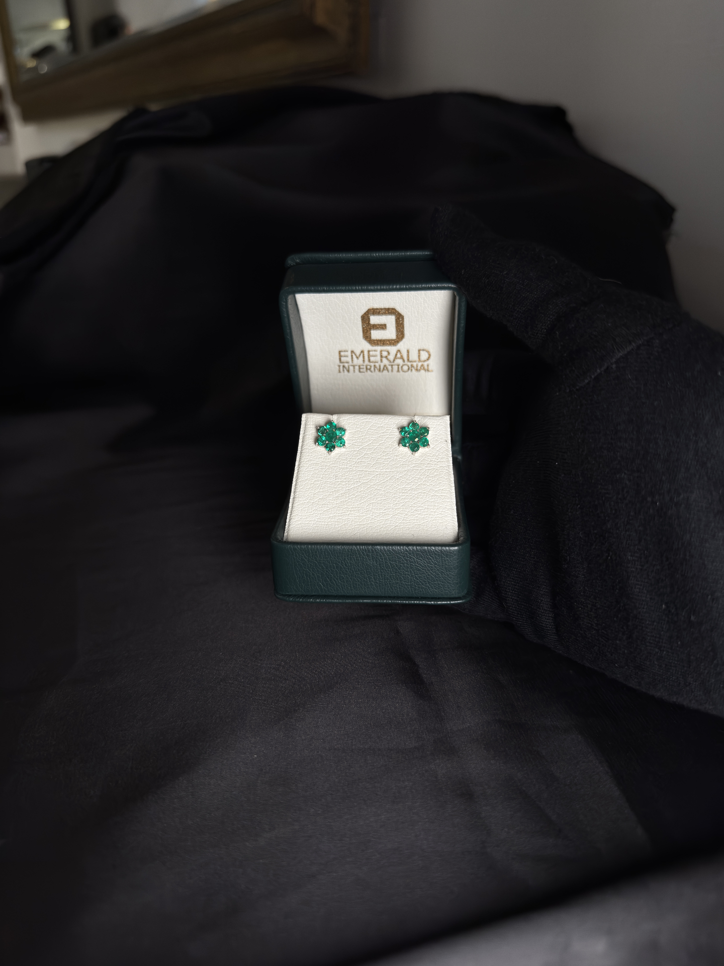 Aretes en oro blanco 18K tipo lady con 7 esmeraldas en uñas