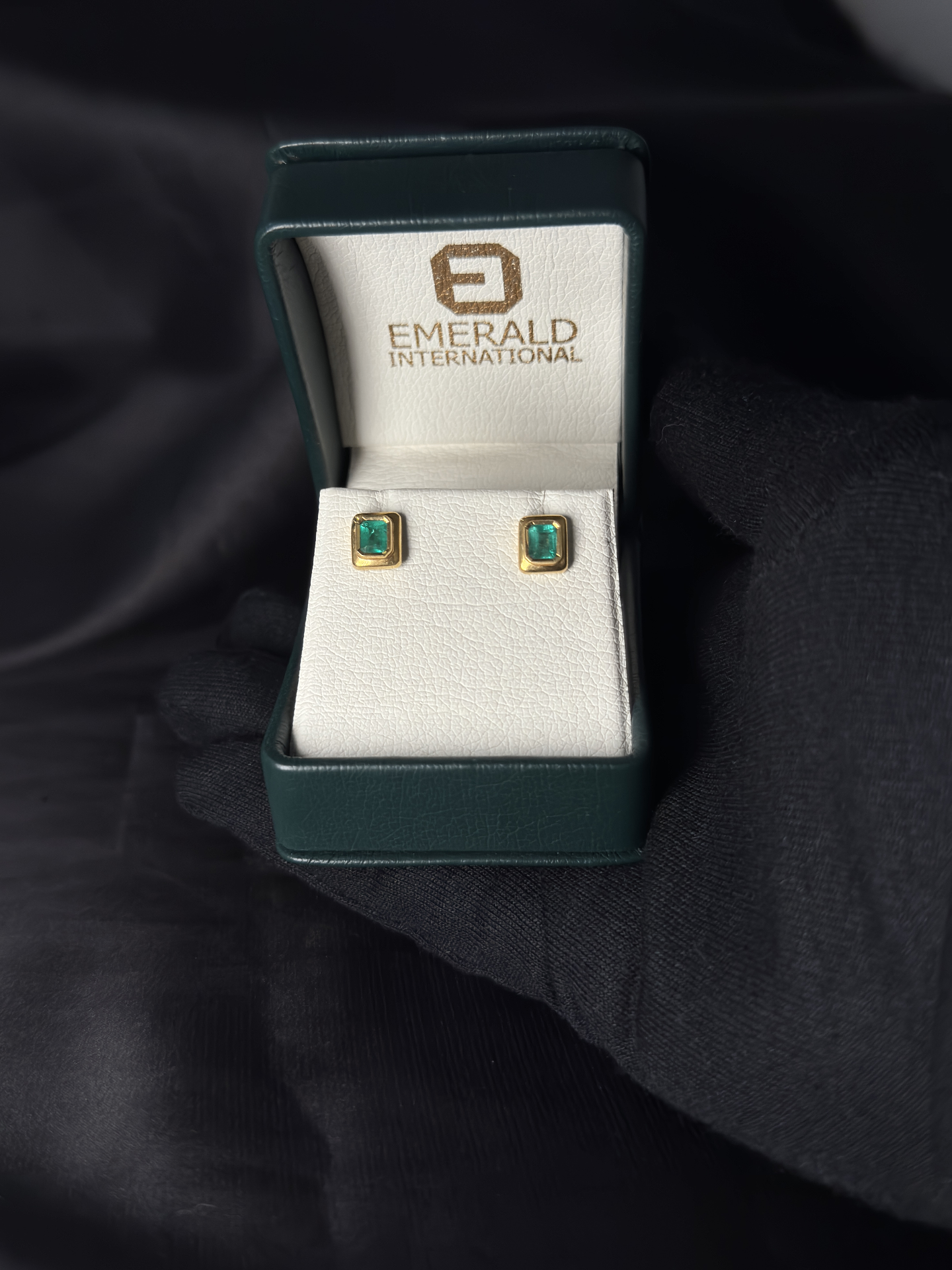 Aretes en oro amarillo 18K con esmeralda talla rectangular al bisel