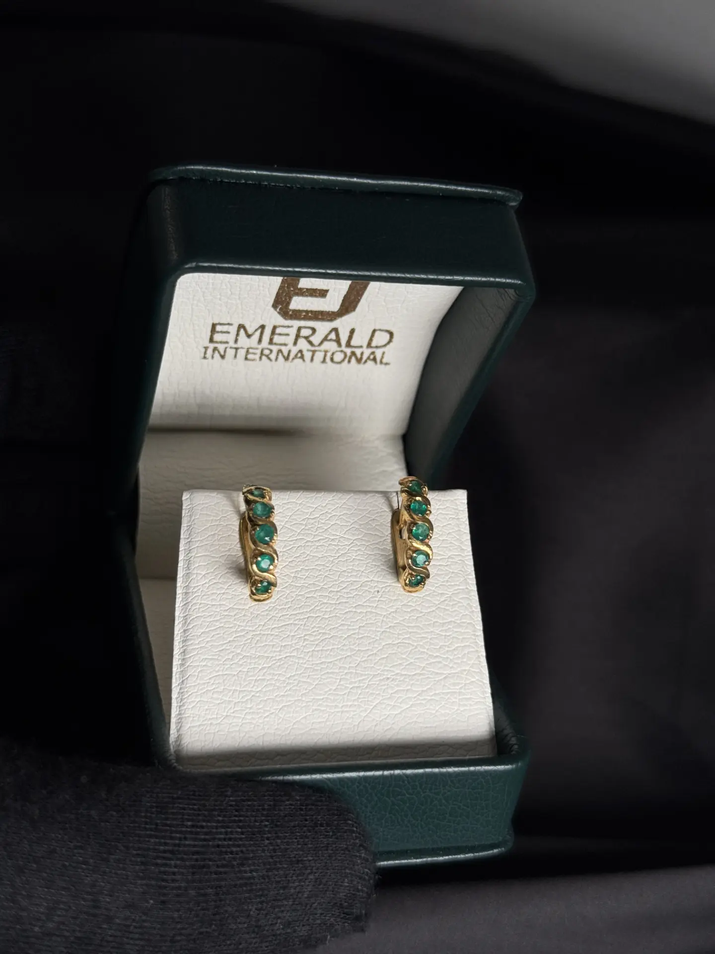 Aretes en oro amarillo 18K con esmeraldas en uñas