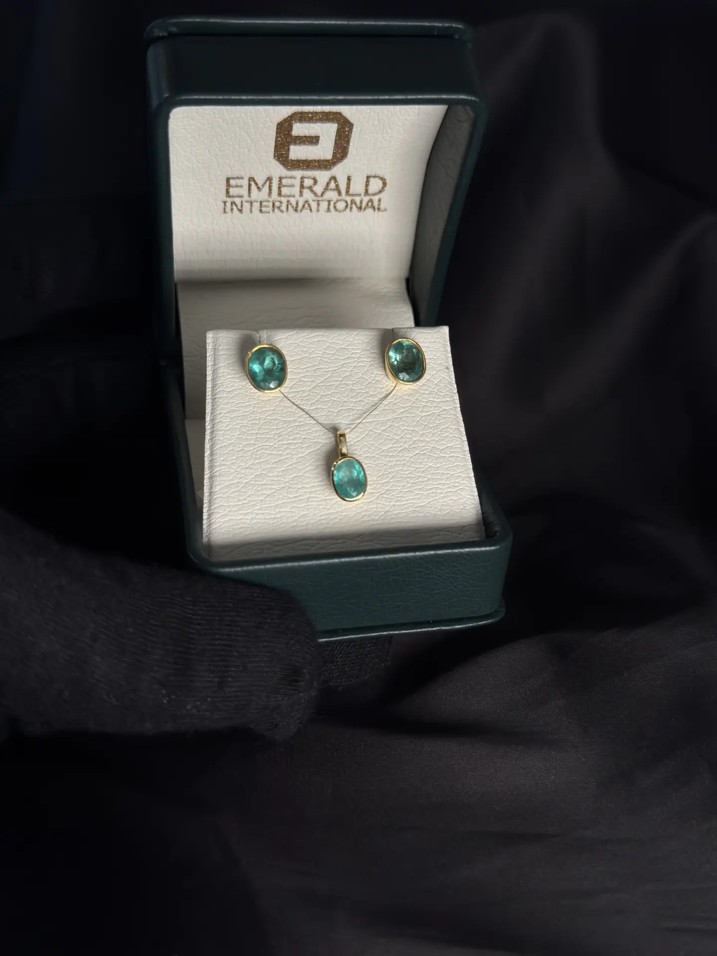 Aretes en oro amarillo 18K con esmeralda talla óvalo al bisel